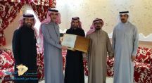 مدير صحة حائل الدكتور حمود فهد الشمري يزورالكابتن فهد الغربي مدرب فريق نادي جبه الرياضي والذي تبرع بكليته لأحد لاعبي الفريق وذلك في منزله في حي الخزامى