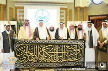 بالصور.. “كسوة الكعبة” يسلمها أمير مكة لكبير سدنة بيت الله الحرام نيابة عن خادم الحرمين