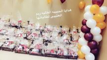 ‏رغم مرضها بالسرطان.. المعلمة «ريم العتيبي» تشارك طالباتها تخرجهن بهدايا قيمة