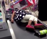 مواطنة تترك طفلتها نائمة على كاونتر المحاسبة حتى تتسوق بمتجر يقدم تخفيضات ضخمة