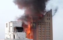 بالفيديو والصور: حريق ضخم يلتهم أكبر برج بمدينة مشهد الإيرانية