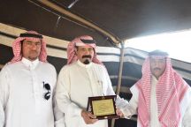 أطلق عليه لقب ( صوت شمر ) الشاعر كاسب العنزي يكرم الشاعر بشير الرمالي