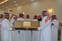 منسوبو إدارة دوريات الأمن بمنطقة حائل يحتفلون بمديرهم ( الرشيدي ) بمناسبة ترقيته لعقيد