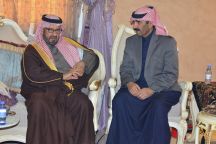 بالصور .. الأمير سعود بن عبدالمحسن يزور أسرة الطوب ويقدم العزاء لهم