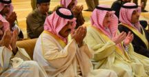 أمير منطقة حائل يتقدم المصلين في صلاة الاستسقاء