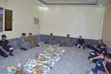 مدير الدفاع بمنطقة حائل يشارك رجال الدفاع المدني العاملين بالمراكز الميدانية وجبة الإفطار