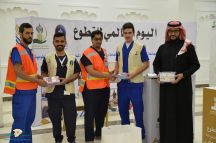 فريق التطوع الرجالي والنسائي بهلال أحمر حائل يقدم ” هدية متطوع ” للمشاركين في فعاليات اليوم العالمي للتطوع
