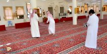 الفريق التطوعي للجنة التنمية بالشملي يساهم بوضع الفواصل بين المصلين