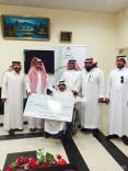 بالصور : تسليم  أول معاق بمنطقة حائل مبلغ 150 ألف ريال بدلاً من تأمين السيارات