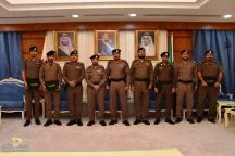 مدير شرطة حائل يكرم عدد من الضباط والافراد نظير جهودهم بعملهم