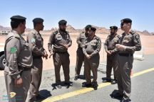 مدير شرطة حائل يزور نقاط المنع والفرز لضبط حركة الحجاج