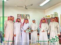 ثانوية الفاروق بحائل تختتم فعاليات يوم المعلم بتكريم منسوبيها من قائد المدرسة الفريح ..