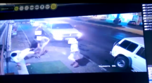 شخص يتعرض للضرب بالعصي والقني خلال خروجه من أحد المحلات بمدينة حائل