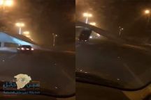 عاصفة قوية تقتلع خيمة عملاقة وتُعلق سيارة بالهواء