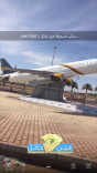شركة «نسما للطيران السعودي» تضع مجسما لطائراتها أمام بوابة مطار حائل