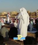 صورة تترجم البر بالولدين … شاب سعودي يظلل والده من حرارة الشمس بصلاة العيد