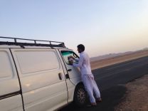 جمعية البر الخيرية بفيضة ابن سويلم يقيمون افطار الصائم على الطريق الدولي