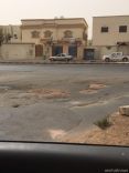 بعد الكفرات و الكراسي .. معالجة حفريات شوارع حائل و الامانه تطمرها بـ ( التراب ).!!