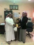 الذويب يكرم المعلمين الذين تميزو في عملهم التربوي والعلمي بمدرسة محمد بن القاسم الإبتدائية بمدينة الكهفه