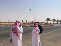 رئيس بلدية الخطة يقف على أعمال إنشاء دوار عثمر