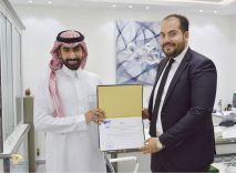 المجمع الاهلي بحائل يستلم شهادة جهاز زراعة الشعر الاول من نوعها بالمنطقة