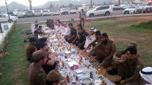 طلاب حائل  يشاركون رجال الأمن وجبة إفطار رمضان