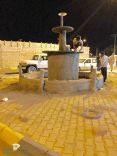 المهندس محمد السلماني يصمم نافورة بأحد مياديين قرية الحفير غرب حائل