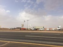 الرياح … تسقط اسلاك الكهرباء على طريق القصيم شرق حائل وتتسبب بإغلاق الطريق