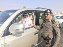 بالصور.. استقبال بالورود من مرور “حائل” للطلاب أول أيام الدراسة
