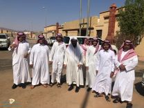 طلاب ومنسوبي ثانوية الفاروق بحائل يقومون بزيارة لزميلهم الضويلي.