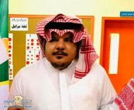 أثناء إصطفاف الطلاب لاستقبال الملك..المعلم الجهيلي يعطي شماغه لطالب لتدفئته عن البرد..