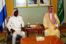 الشماغ السيراليوني يلفت الأنظار في مجلس خادم الحرمين