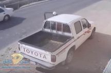 لص يسرق سيارة من أمام بقالة