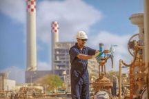 شركة الكهرباء تعلّق على تسريح 10 آلاف من موظفيها