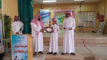 مدرسة الزهراء بمحافظة موقق تودع طلابها بتسليمهم النتائج والهدايا