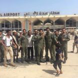 طيارو القوات السعودية يوثّقون هبوطهم بمطار عدن واحتفاء اليمنيين بهم بـ “السيلفي”