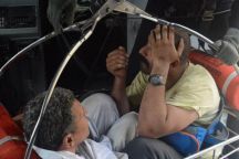 صور: إنقاذ 4 أشخاص علقوا في جبال الهدا أثناء محاولتهم التسلل للمشاعر
