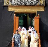 بالصور: نيابة عن الملك.. أمير منطقة مكة المكرمة يتشرف بـ غسل الكعبة المشرفة