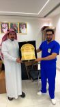 رئيس جمعية التنمية الأهلية بسميراء يكرّم مدير بنك الدم المركزي بمنطقة حائل تقديرًا لدوره في إنجاح ملتقى الأسر المنتجة
