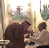الملك سلمان يقبل يد أخيه الأمير طلال أثناء تقديم واجب العزاء في وفاة شقيقته مضاوي