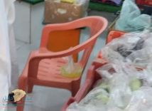 مشهد مقزز: عامل يخزن كمية من البول في كيس بمحل