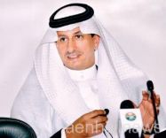 مواطن يرمي عقاله نخوةً بوزير الصحة.. والخطيب رافضاً: تصرفٌ بات لا يليق بالمواطن
