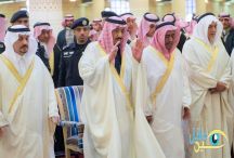 الملك سلمان يؤدي صلاة الميت على الأمير فهد بن محمد بن عبدالعزيز