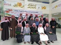 مدير مكتب التربية والتعليم ببقعاء يكرم طلاب ثانوية بقعاء
