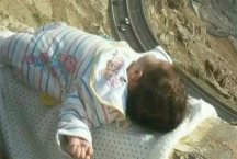 صورة لطفل رضيع على حافة قمة جبل الهدا تثير غضباً واسعاً