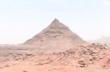 فيديو للحوثيين يزعم سيطرتهم على جبلٍ بالمملكة وفرار الجنود السعوديين.. وثغرات عدة تكشف فبركته