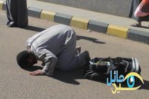 من السجناء المشمولين بالعفو.. وأحدهم يخر لله ساجداً