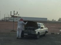 بالصور …….  حائلي ستيني يسكُن بـ ( سيارة ) وينام في ( شعيب )..!!