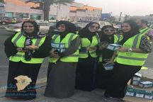 في حملة “رمضان أمان”.. بالفيديو: سعوديات يوزعون وجبات لإفطار الصائمين بشوارع جدة
