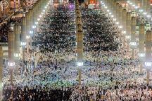 بالصور.. جموع المصلين يملأون المسجد الحرام والمسجد النبوي في ليلة ختم القرآن